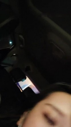 红色奶头妹子夜晚户外回车上车震 牛仔裤开裆塞着跳蛋口交后座大力抽插非常诱人 截图4