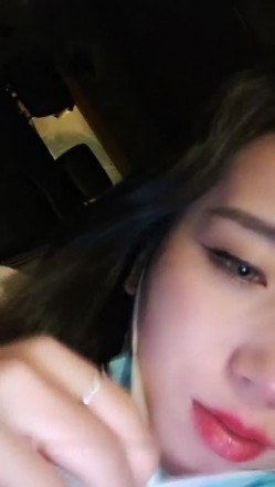 红色奶头妹子夜晚户外回车上车震 牛仔裤开裆塞着跳蛋口交后座大力抽插非常诱人 截图6