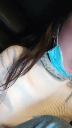 红色奶头妹子夜晚户外回车上车震 牛仔裤开裆塞着跳蛋口交后座大力抽插非常诱人 截图15