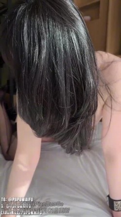 推特极品阿黑颜反差骚母狗「Pupu噗噗」粉丝来当我的摄影师，黑丝吊带抽插颜射，全新的体验超级刺激 截图8