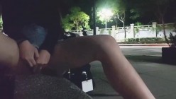 【SM调教】泄欲用母狗「C犬」户外露出！车流旁边经过，母狗嘴含口球，夹子夹屄和阴蒂，被大黑妞子爆插菊花 截图2