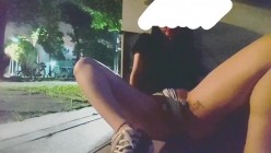 【SM调教】泄欲用母狗「C犬」户外露出！车流旁边经过，母狗嘴含口球，夹子夹屄和阴蒂，被大黑妞子爆插菊花 截图4
