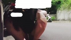 【SM调教】泄欲用母狗「C犬」户外露出！车流旁边经过，母狗嘴含口球，夹子夹屄和阴蒂，被大黑妞子爆插菊花 截图6