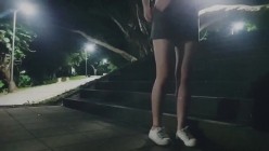 【SM调教】泄欲用母狗「C犬」户外露出！车流旁边经过，母狗嘴含口球，夹子夹屄和阴蒂，被大黑妞子爆插菊花 截图13