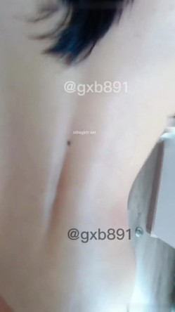 《极品反差淫妻泄密》真实骚妻居家活动无套内射刷锅第一人！推特网红NTR顶级绿帽奴GXB私拍调教啪啪3P美臀粉屄真不错 截图6