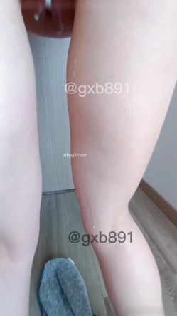 《极品反差淫妻泄密》真实骚妻居家活动无套内射刷锅第一人！推特网红NTR顶级绿帽奴GXB私拍调教啪啪3P美臀粉屄真不错 截图11