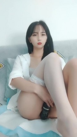 长发极品清纯女神，白衬衣大黑牛自慰，表情很销魂 截图10
