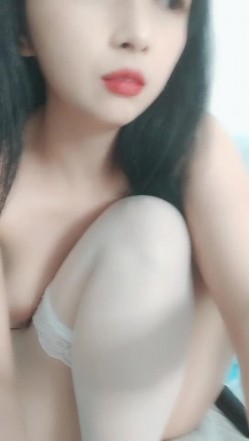 长发极品清纯女神，白衬衣大黑牛自慰，表情很销魂 截图13