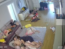 新流出黑客破解【家庭摄像头】新婚小夫妻 上来就是扒内裤一顿操 截图3