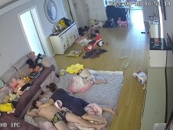 新流出黑客破解【家庭摄像头】新婚小夫妻 上来就是扒内裤一顿操 截图5