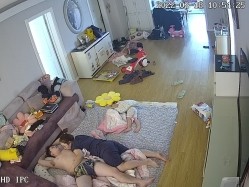 新流出黑客破解【家庭摄像头】新婚小夫妻 上来就是扒内裤一顿操 截图6