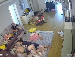 新流出黑客破解【家庭摄像头】新婚小夫妻 上来就是扒内裤一顿操 截图8