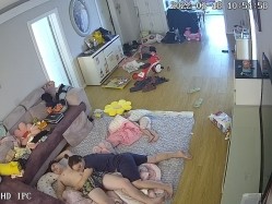 新流出黑客破解【家庭摄像头】新婚小夫妻 上来就是扒内裤一顿操 截图9