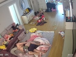 新流出黑客破解【家庭摄像头】新婚小夫妻 上来就是扒内裤一顿操 截图13