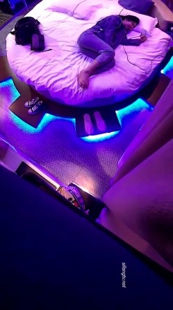主题酒店热恋小情侣开房操逼，没想到会被偷拍，自带情趣装，小伙拨开内裤扣小穴，对白清晰可见，你喜欢哪个姿势浪叫 截图2