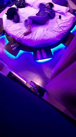 主题酒店热恋小情侣开房操逼，没想到会被偷拍，自带情趣装，小伙拨开内裤扣小穴，对白清晰可见，你喜欢哪个姿势浪叫 截图3