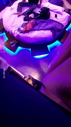 主题酒店热恋小情侣开房操逼，没想到会被偷拍，自带情趣装，小伙拨开内裤扣小穴，对白清晰可见，你喜欢哪个姿势浪叫 截图4