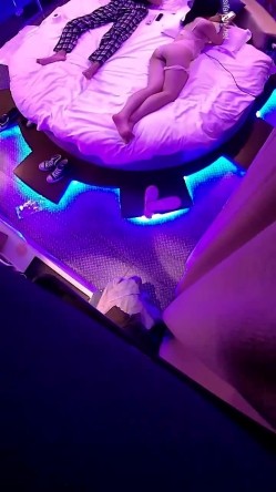主题酒店热恋小情侣开房操逼，没想到会被偷拍，自带情趣装，小伙拨开内裤扣小穴，对白清晰可见，你喜欢哪个姿势浪叫 截图6