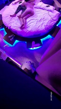 主题酒店热恋小情侣开房操逼，没想到会被偷拍，自带情趣装，小伙拨开内裤扣小穴，对白清晰可见，你喜欢哪个姿势浪叫 截图7