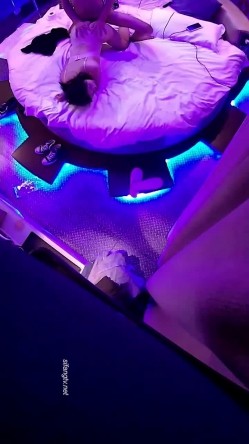 主题酒店热恋小情侣开房操逼，没想到会被偷拍，自带情趣装，小伙拨开内裤扣小穴，对白清晰可见，你喜欢哪个姿势浪叫 截图8