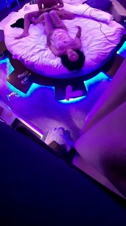 主题酒店热恋小情侣开房操逼，没想到会被偷拍，自带情趣装，小伙拨开内裤扣小穴，对白清晰可见，你喜欢哪个姿势浪叫 截图9