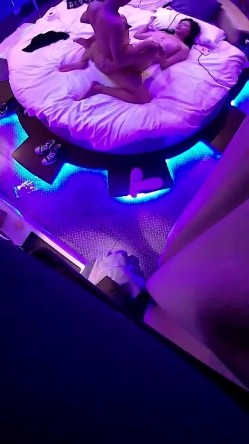 主题酒店热恋小情侣开房操逼，没想到会被偷拍，自带情趣装，小伙拨开内裤扣小穴，对白清晰可见，你喜欢哪个姿势浪叫 截图10