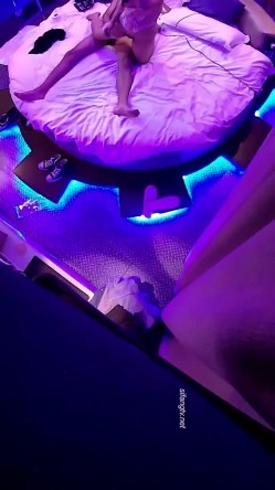 主题酒店热恋小情侣开房操逼，没想到会被偷拍，自带情趣装，小伙拨开内裤扣小穴，对白清晰可见，你喜欢哪个姿势浪叫 截图11