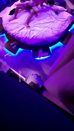 主题酒店热恋小情侣开房操逼，没想到会被偷拍，自带情趣装，小伙拨开内裤扣小穴，对白清晰可见，你喜欢哪个姿势浪叫 截图12