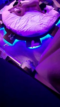 主题酒店热恋小情侣开房操逼，没想到会被偷拍，自带情趣装，小伙拨开内裤扣小穴，对白清晰可见，你喜欢哪个姿势浪叫 截图13