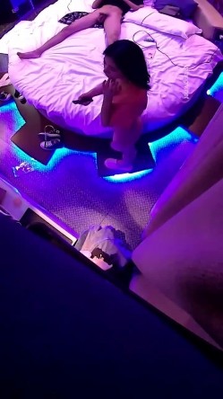 主题酒店热恋小情侣开房操逼，没想到会被偷拍，自带情趣装，小伙拨开内裤扣小穴，对白清晰可见，你喜欢哪个姿势浪叫 截图16