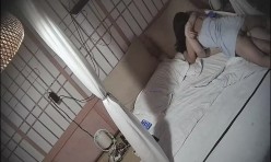 《居家摄像头破解》中年大叔先看一下小视频助助性再和美女老婆来一炮 截图7