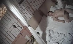 《居家摄像头破解》中年大叔先看一下小视频助助性再和美女老婆来一炮 截图15