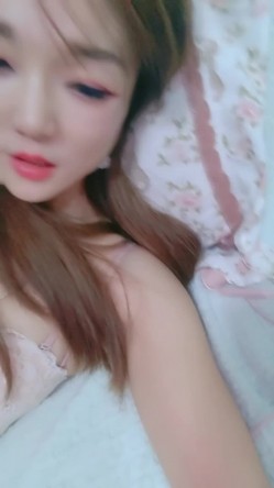 非常骚的小女人给大哥深喉大鸡巴舔蛋蛋，主动上位求草，被大哥压在身下疯狂输出，浪叫不止表情好骚跳蛋玩逼 截图4