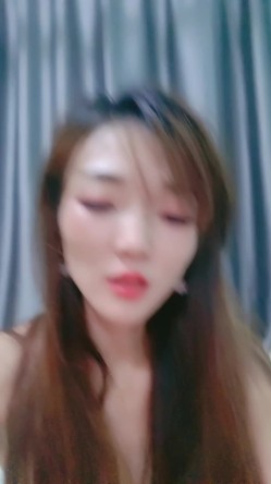 非常骚的小女人给大哥深喉大鸡巴舔蛋蛋，主动上位求草，被大哥压在身下疯狂输出，浪叫不止表情好骚跳蛋玩逼 截图5