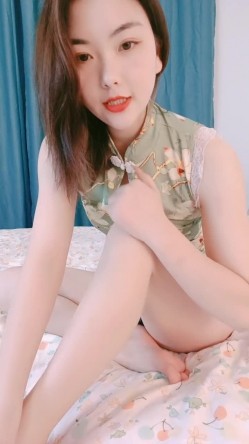 旗袍高跟蜜桃臀小少妇高颜值露脸与小哥激情啪啪，让小哥吃奶玩逼口交大鸡巴，床上床下爆草抽插无套直接射嘴 截图1