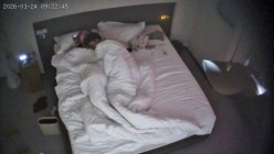 酒店偷拍反差婊眼镜妹子换上黑丝情趣睡衣配合男友69互舔口爆后入 截图5