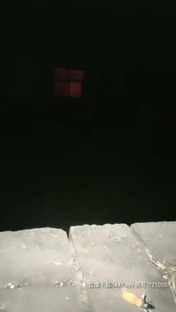 【乡村偷情故事】河南农村小伙不惧寒冷，半夜蹲守村里厕所几小时，等少妇来偷情，口交啪啪后入，真实紧张刺激 截图1