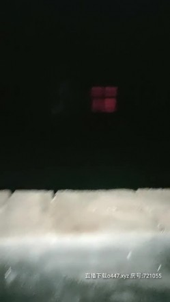 【乡村偷情故事】河南农村小伙不惧寒冷，半夜蹲守村里厕所几小时，等少妇来偷情，口交啪啪后入，真实紧张刺激 截图3