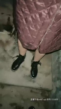【乡村偷情故事】河南农村小伙不惧寒冷，半夜蹲守村里厕所几小时，等少妇来偷情，口交啪啪后入，真实紧张刺激 截图7