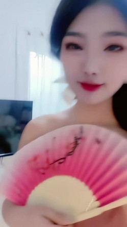 青春无敌，抖音风艺校美少女【杨晓花】定制福利，露脸露点，各种热门BGM裸舞 截图12