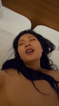 极品少妇 喜欢看片自慰的纯素颜气质少妇，疯狂抠逼后，还得找个小伙子艹逼才爽呀！ 截图6