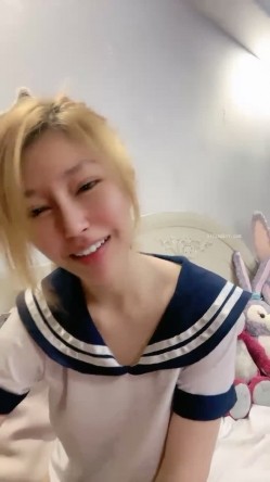 超漂亮大学生下海~宿舍里还有同学，拉上窗帘尺度全开~！ 截图2