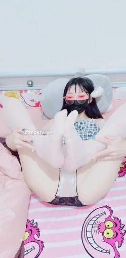出道即巅峰新人露脸推特顶B王，人瘦奶大小魔女【蒂米】定制私拍，裸舞顶胯，道具紫薇无套啪啪内射 截图4