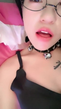极品少妇【留恋艺人】在自己婚房直播，墙上还挂着结婚照，道具掰逼自慰，人妻就是会玩 截图5