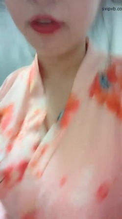 《稀缺资源重磅》猎奇圈内部分享热门视频极品大奶子哺乳期的奶妈疯狂露出自摸挑逗赚奶粉钱 截图10
