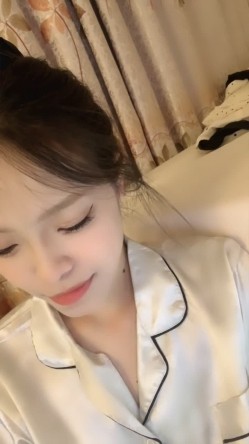 【雯雯舌头很灵活】尤物 纯美校花~美呆了~娇柔玉体 抠逼自慰 截图1