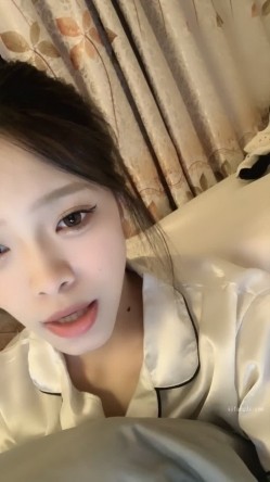 【雯雯舌头很灵活】尤物 纯美校花~美呆了~娇柔玉体 抠逼自慰 截图12