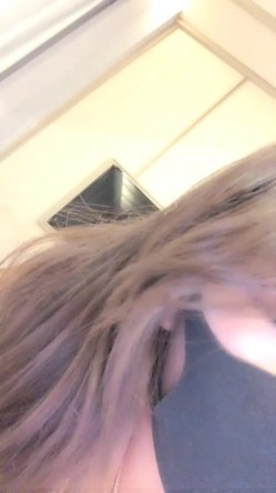 颜值不错苗条身材健身美女诱惑 情趣装床上自摸从下往上视角非常诱人 截图12