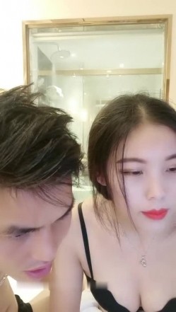 红唇漂亮妹子和链子炮友酒店激情啪啪 口交上位骑乘自己动多种姿势换着操非常诱人 截图1