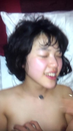 还在上学的小女友好不容易露脸，一开始还用手遮住，大鸡巴慢慢进入她的身体就放松了，湿哒哒的插进去真滑！ 截图10